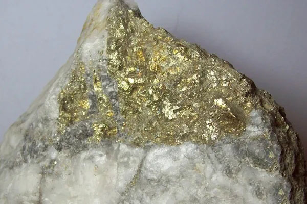 這種最像黃金的礦石看起來(lái)很漂亮，常被人誤認(rèn)成是金礦石